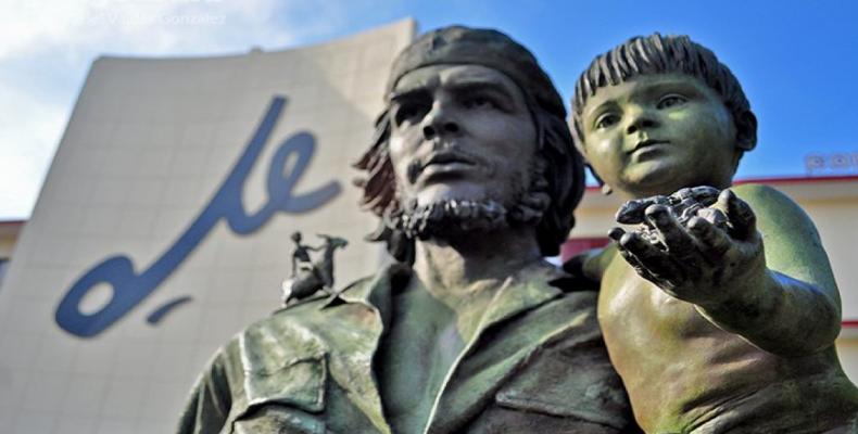 Skulptaĵo de Che Guevara en la urbo Santa Clara