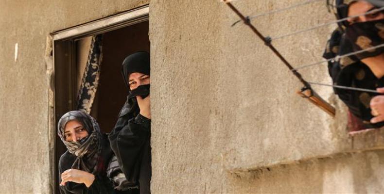 Palestinian women waiting for humanitarian aid.  Photo: AFP