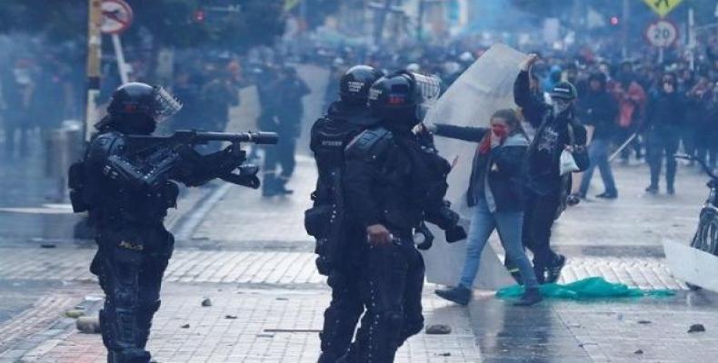 Fuerzaa represivas se enseñaron con los manifestantes