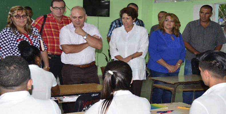 Ojeda con alumnos de escuela espirituana