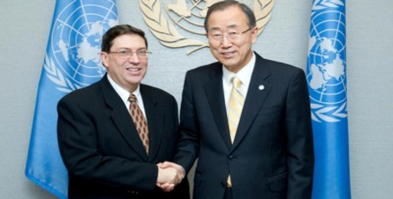 Bruno Rodríguez (I) junto a Ban Ki-moon (D). foto tomada de Cubasí