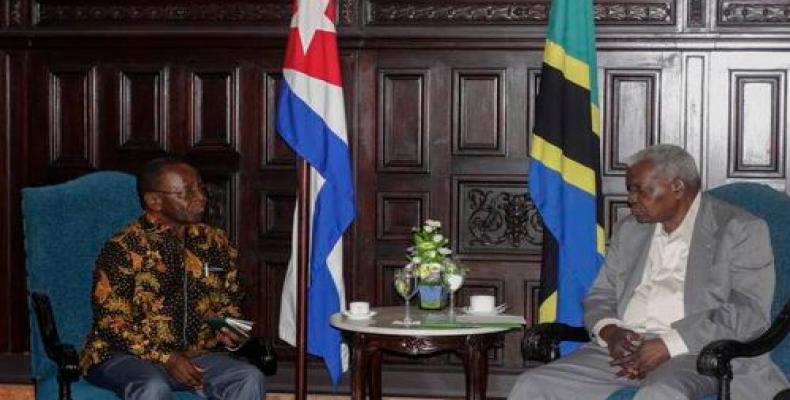 Cuban Parliament President Esteban Lazo mets with the Vice President of the Chama Cha Mapinduzi Party of Tanzania, Philip Mangula.  Photo: Alejandro Rodríguez L