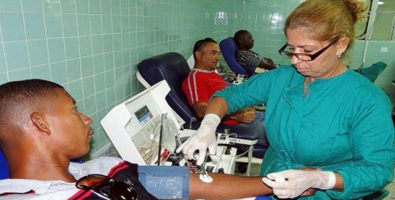 Desde noviembre del 2012, Cuba cumple todos los meses con más de 34 mil bolsas de sangre, donadas de manera voluntaria. Foto: Lorenzo Oquendo