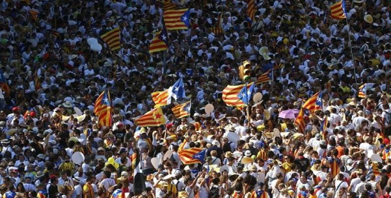 Miles reclaman independencia de Cataluña.  Foto Efe