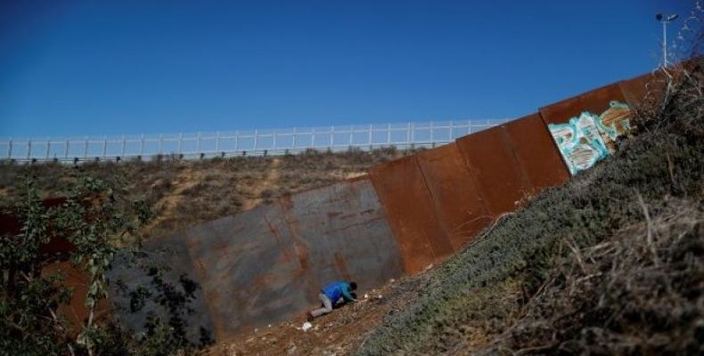 A migrant looks to cross to the U.S. from Tijuana, Mexico on December 7, 2018.  Photo: Reuters FILE