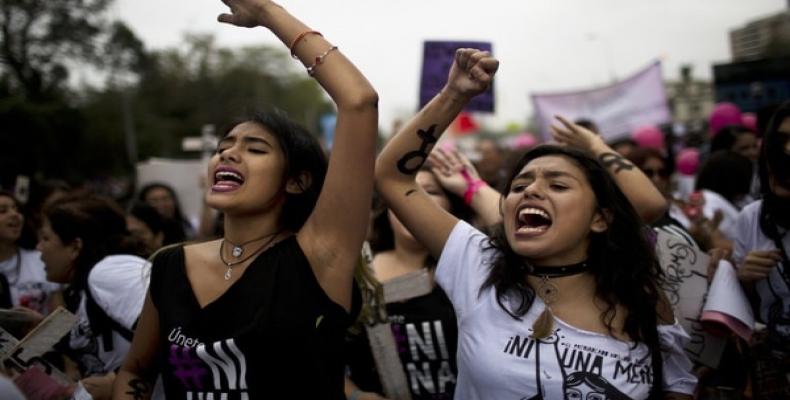 Mujeres protestan en Lima en el marco del movimiento #NiUnaMenos contra la violencia de género. Foto: AP