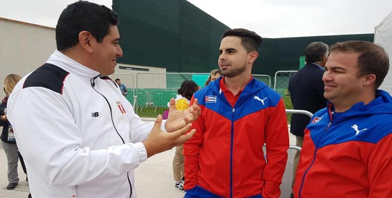 En animada charla, los tres medallistas de la pistola rápida en Lima-2019 en animada charla.