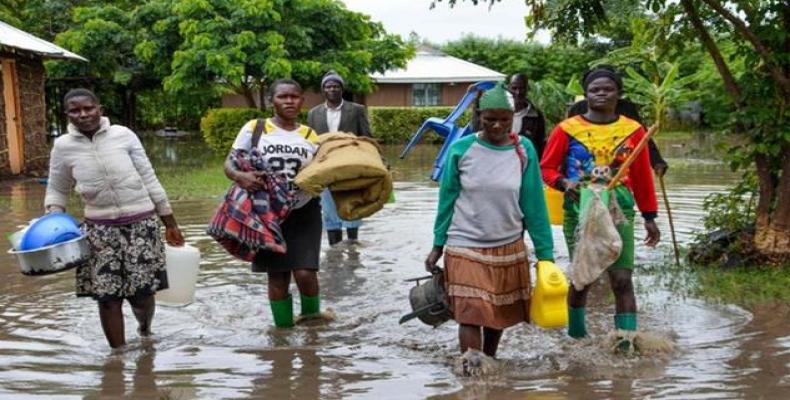 Displaced families flee to higher ground in K'akola village in Nyando sub-county in Kisumu after their houses were flooded. (Photo: AFP)