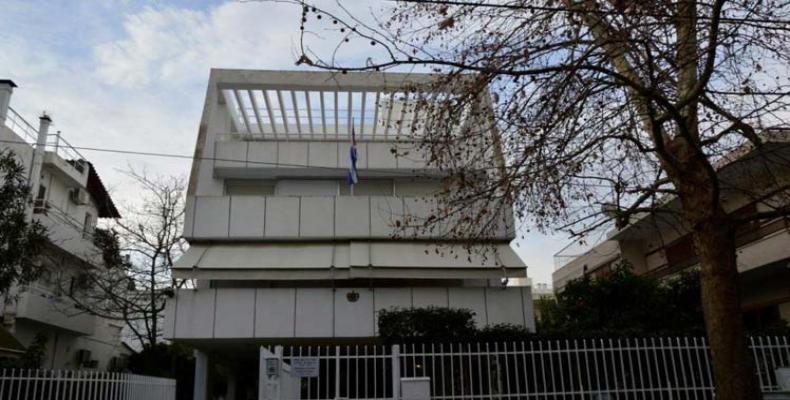 Integrantes del Grupo Parlamentario de Amistad con Cuba en Grecia visitaron este jueves la sede diplomática de ese país. Foto: PL.
