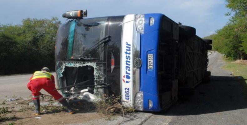 La policía de tránsito y otras autoridades competentes investigan las causas del accidente. Fotos: periódico Sierra Maestra