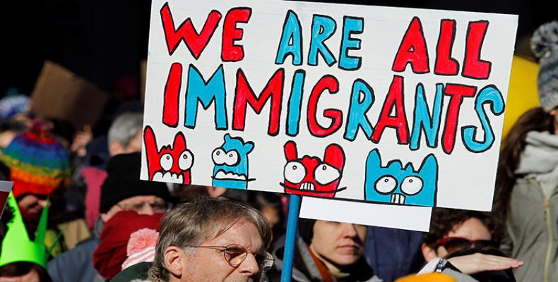 Un manifestante protesta contra el decreto migratorio del presidente de EE.UU., Donald Trump. Tom Mihalek / Reuters