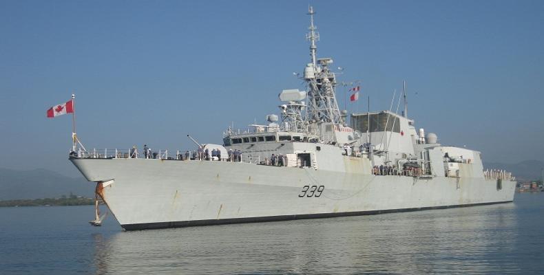 Cientos de personas visitaron la fragata HMCS Charlottetown en Santiago de Cuba.Foto: Sergio Martínez/Radio Rebelde.