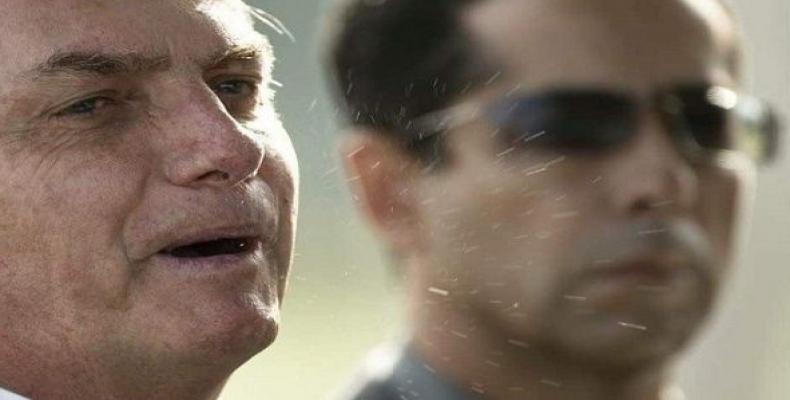 Saliva particles come out of President Jair Bolsonaro's mouth while speaking in Brasilia.  (Photo: EFE)