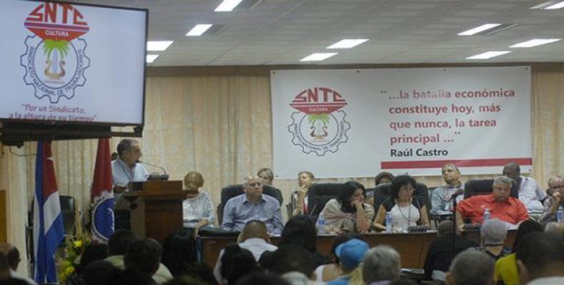 Trabajadores de la cultura analizan temas medilares. Fotos: Jorge Luis Sánchez Rivera/ Cubadebate.