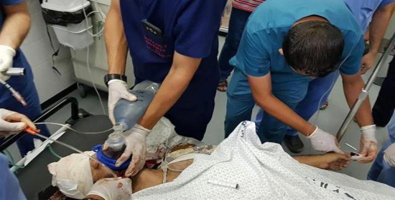 Palestinian doctors and medical staff try to save 22-year-old Abdel-Karim Radwan at the European Gaza Hospital, Gaza Strip, on July 19, 2018.  Photo: Twitter