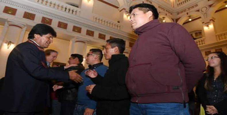 Jóvenes bolivianos saludan a su presidente Evo Morales