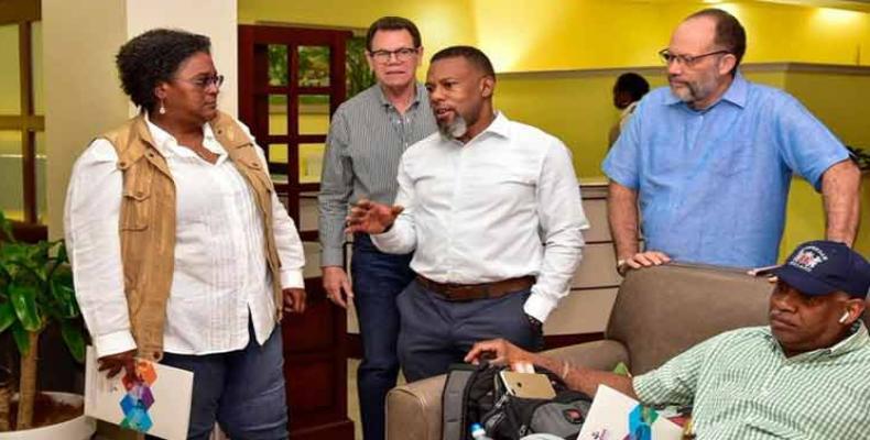 Mia Amor Mottle (I) e  Irwin LaRocque (D) encabezan delegación de Caricom que evalúa daños en Bahamas. (Foto:PL)