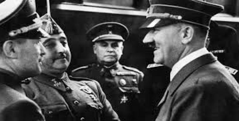 Franco al centro escucha a Hitler