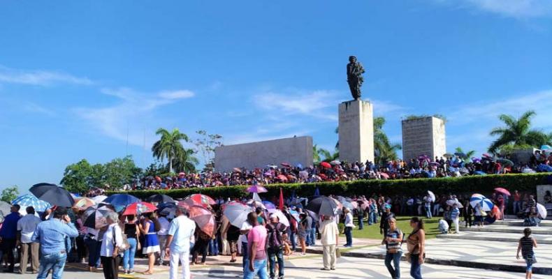 A Santa-Clara, des centaines de personnes ont marché depuis le parc où se dresse une statue du général Antonio Maceo jusqu'au momument qui abrite les restes de