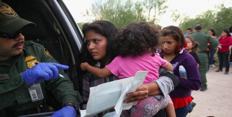 Trump tries to resolve separation of immigrant families.  Photo: AP