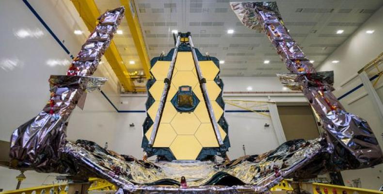 Ingenieros ponen el telescopio Webb en posición momentos antes del ensamblaje.Foto:NASA.