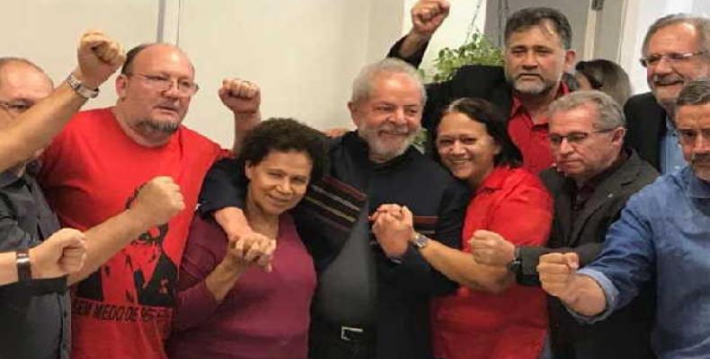 La petición incluye una solicitud para que se impida el ingreso en prisión de Lula mientras se desarrolla el resto de los recursos jurídicos.Imágen:Internet.