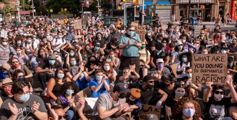 Mitin de manifestantes en Nueva York para protestar por el asesinato de George Floyd a manos de la policía, el lunes 15 de junio de 2020. (Amr Alfiky/The New Yo