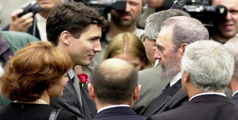 Fidel y Justin Trudeau en los funerales de Pierre Elliot Trudeau en 2000. Foto; Estudios Revolución
