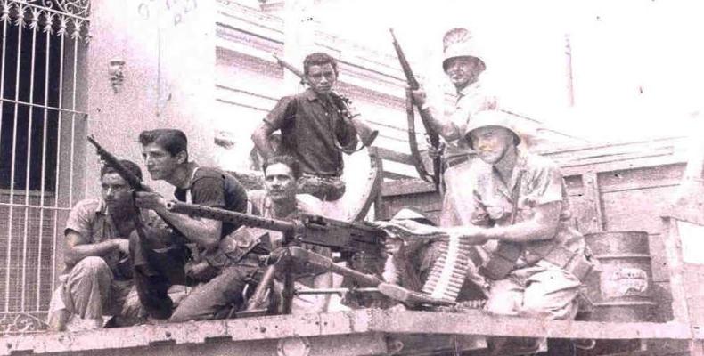 Al pueblo de Cienfuegos se le dieron las armas arrebatadas al enemigo. Foto: Archivo