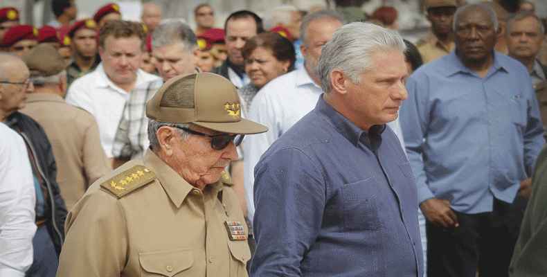 General de Ejército Raúl Castro (I), Miguel Díaz-Canel (C) y Salvador Valdés Mesa (D) junto a otros dirigentes. Fotos: Ariel Ley Royero