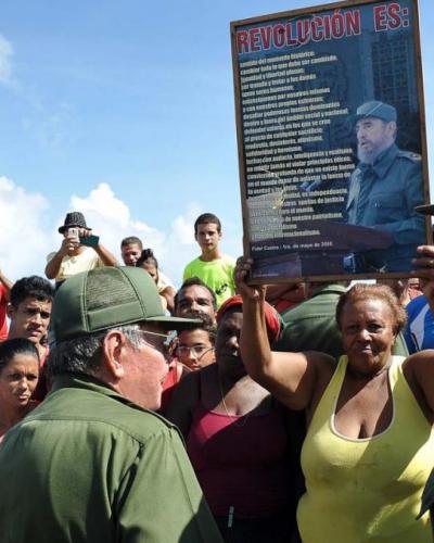 Raúl con el pueblo de Baracoa. Foto: Estudios Revolución