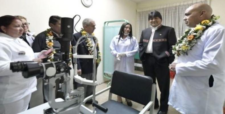 El presidente Evo Morales compartió con médicos cubanos y bolivianos que han hecho posible este gran logro. Fotos: @evoespueblo