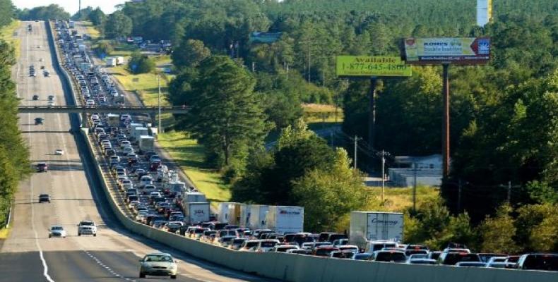 Cientos de automóviles en su intento de salir de Carolina del Sur.  Foto:  AP