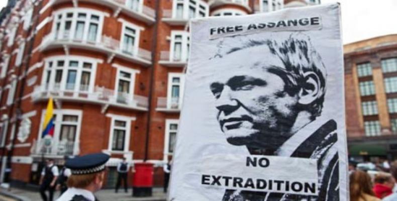 Protests outside Ecuadorian embassy in London.  Photo: Reuters