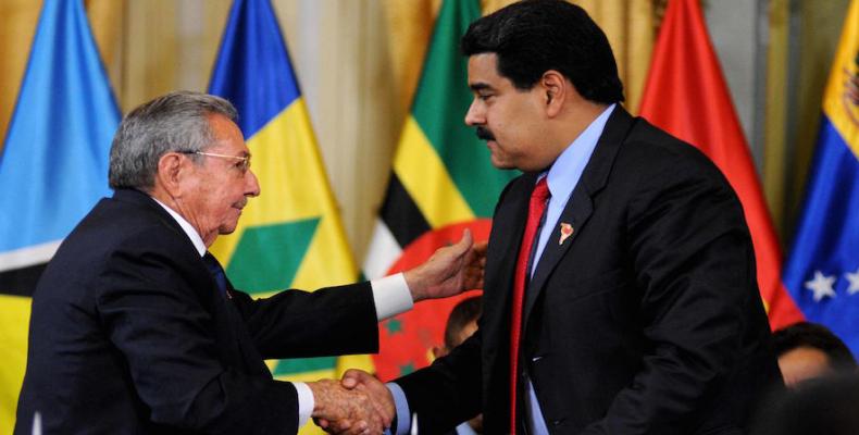 Raúl Castro (I) y Nicolás Maduro (D). Foto: Archivo