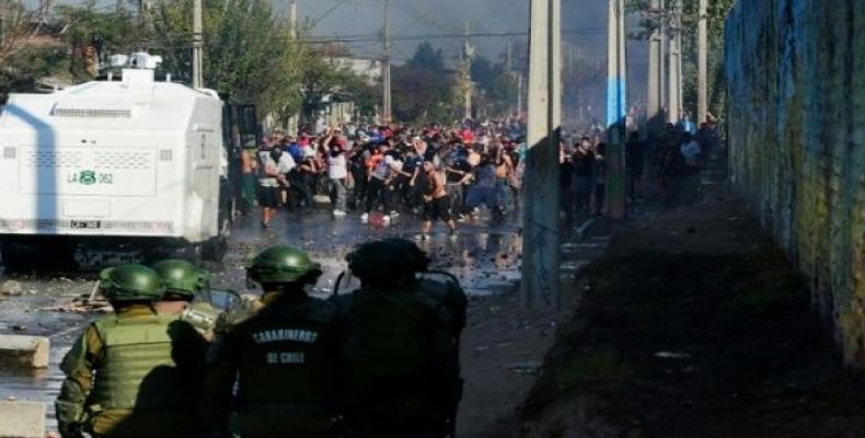 Protesters faces riot police during clashes in Santiago de Chile.  (Photo: AFP/Pablo Rojas)