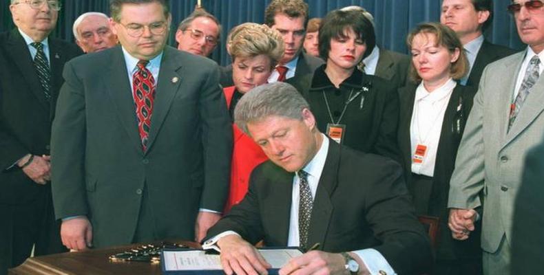 Le président Bill Clinton a signé cette loi le 12 mars 1996. Son chapitre 3 avait toujours été suspendu pour éviter des confrontations avec des alliés de Washin