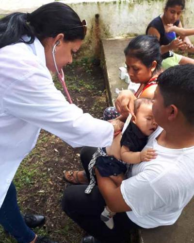 Médica cubanaa atiende a paciente guatemalteca