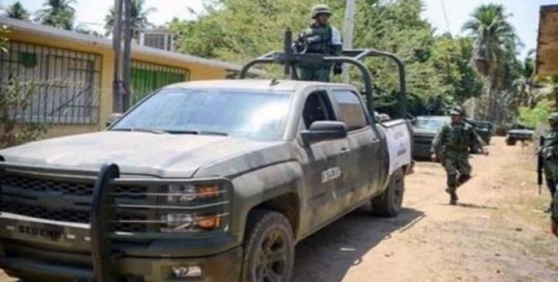 Comando armado asalta telesecundaria y rapa a sus víctimas en Acapulco. Foto: PacoZea.com