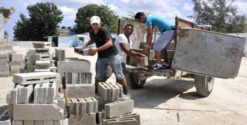 Contratar a trabajadores privados para la construcción de vivienda con subsidio fue un reclamo de algunos parlamentarios. Fotos: Archivo