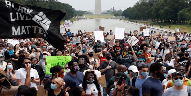 Demonstrators protest at the Lincoln Memorial in Washington, DC.  (Photo: Alex Brandon/The Associated Press)
