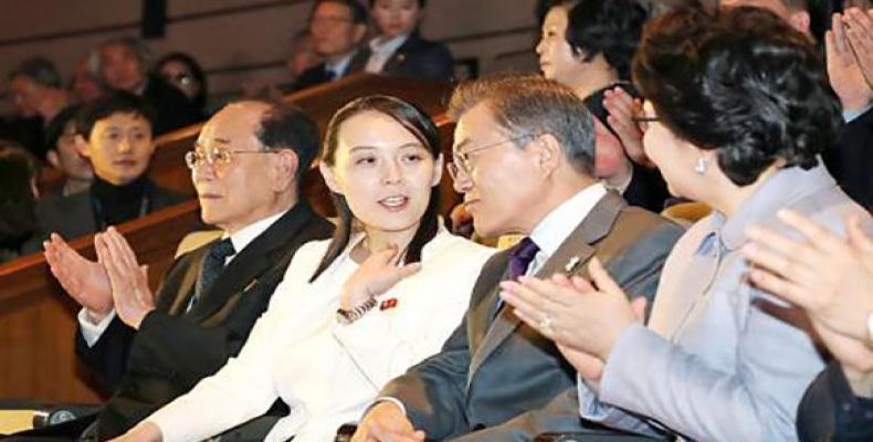 Presidente surcoreano y hermana del líder norcoreano asisten a concierto en Seúl.Foto:AP.