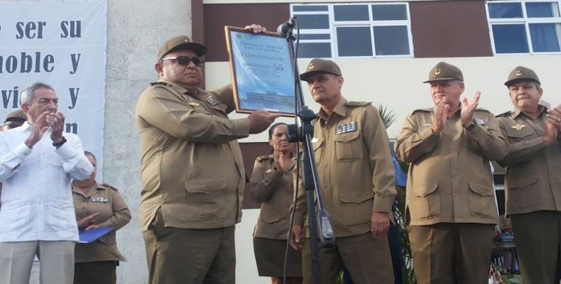 Hace entrega de la condición el General de Brigada Francisco Martínez Quintela, Jefe de Dirección de servicios médicos de la FAR, recibe en nombre de Raúl Castr