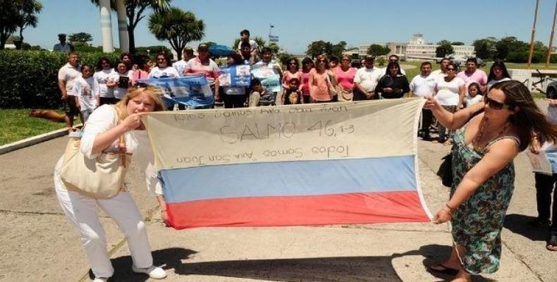 Familiares de ripulantes portan una bandera rusa durante una manifestación