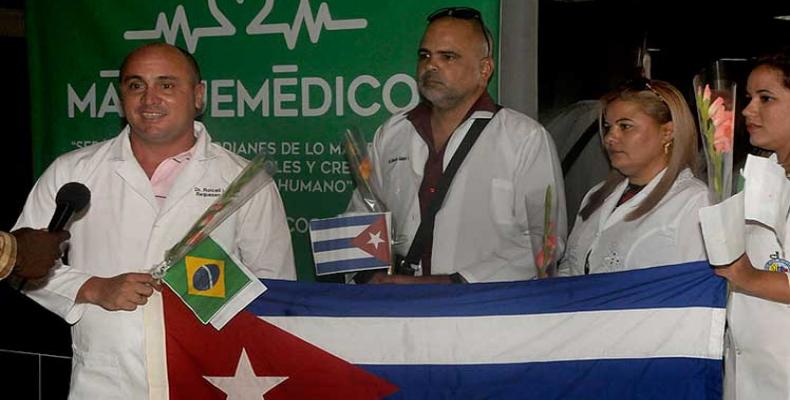 Cuba recibe a nuevo grupo de médicos que laboraban en Brasil. Foto: PL.