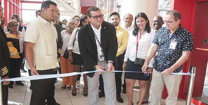 Legaspi (C), en el aeropuerto internacional Jose Martí, de La Habana. Fotos: PL