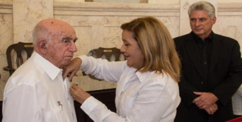 Machado Ventura es condecorado por  Elba Rosa Pérez, titular del Citma. Foto tomada de Cubasí