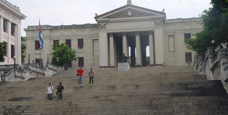 La UH instituyó el Sello Conmemorativo 'José Manuel Valdés Rodríguez', por Resolución Rectoral, en 1996. Fotos: Archivo