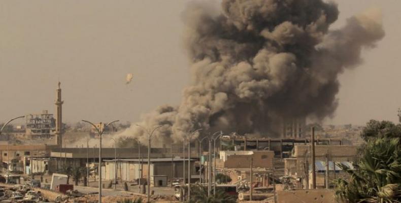 Siria, Homs: una gran columna de humo se levanta sobre el lugar donde explotaron diversos misiles. Foto/OKdiario