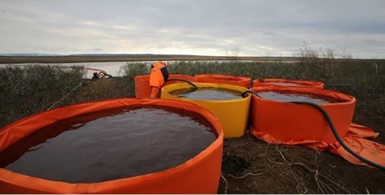Efectivos del Servicio de Rescate Marino recolectan diésel del río Ambárnaya, región de Krasnoyarsk, Rusia, el 2 de junio de 2020. Norilsk Nickel / Sputnik
